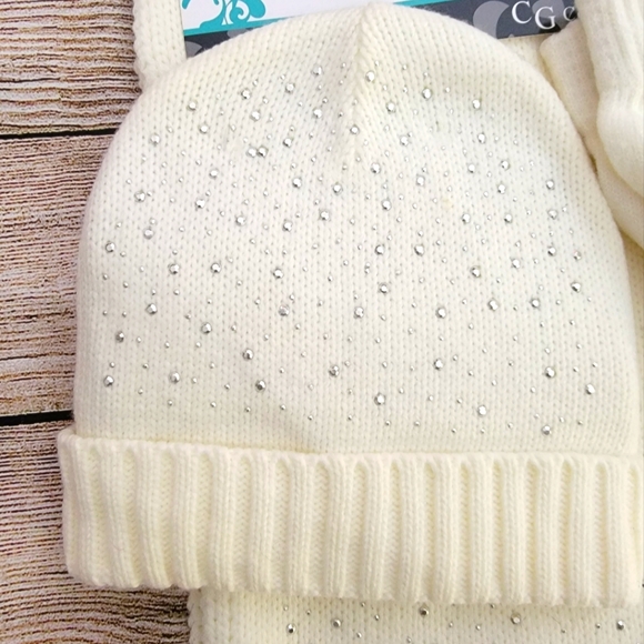 Ladies Hat, Scarf, and Glove Set. - Picture 3 of 5